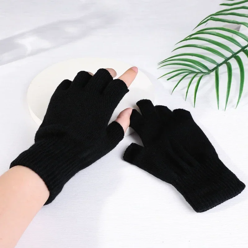 Imagen de Guantes Negros Unisex de Medio Dedo en Algodón y Lana Tejidos, Estilo Gótico para Mujeres y Hombres, Ideales para Entrenamiento y Protección Invernal