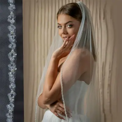 Image de Voile de mariée en organza avec cristaux et strass, longueur chapelle