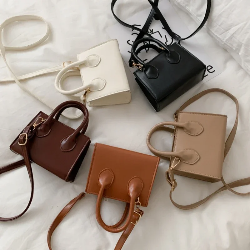 Afbeelding van Stijlvolle Retro Mini Handtas voor Vrouwen - Klein Vierkant Model met Schouderriem en Top Handle, Universeel Passend voor Elke Gelegenheid