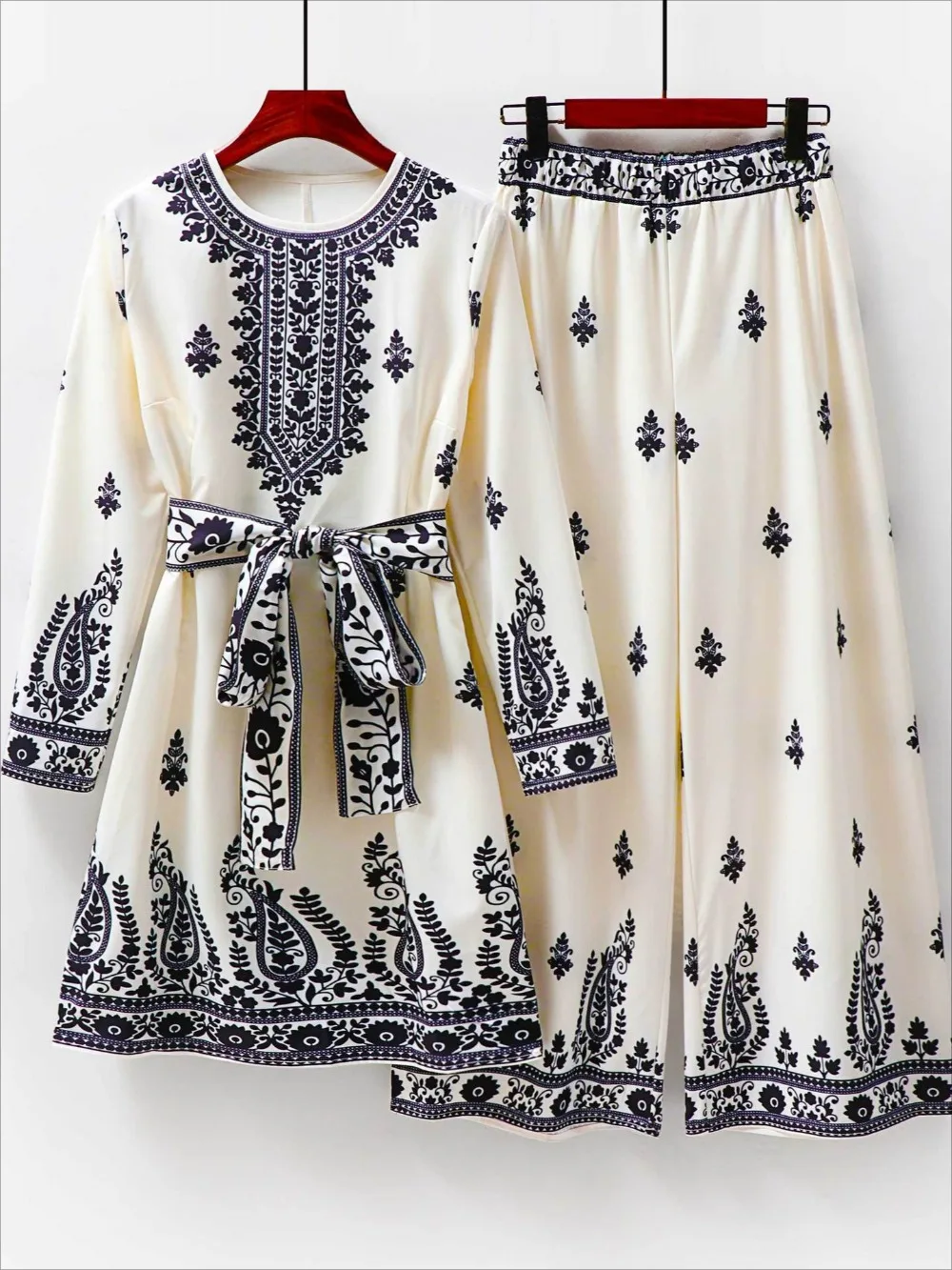 Afbeelding van Elegant 2-delig damesoutfit met gedrukte blouse en wijde broek – Islamitische mode voor moderne vrouwen