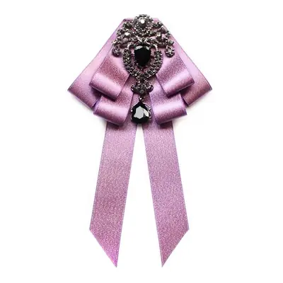 Image de Broche Élégante avec Nœud Rouge - Accessoire de Luxe pour Robe de Mariée