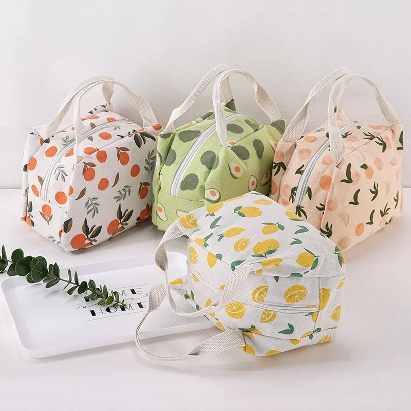 Immagine di Borsa Termica per Pranzo con Design Frutta – Borsa Isolante Portatile per Donne, Contenitore Bento Stile Pouch per Alimenti Freschi e Scuola