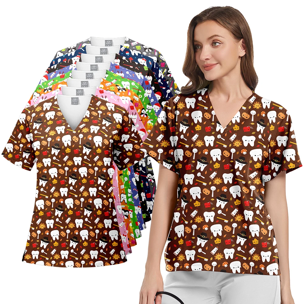 Afbeelding van Kerstprint Scrub Top voor Mannen en Vrouwen – Medische Uniformen voor Tandartsen, Verpleegkundigen en Ziekenhuispersoneel