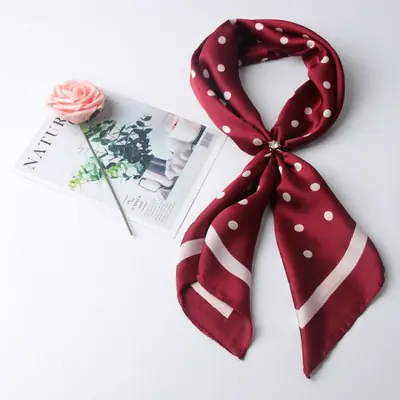 Image de Écharpe Satin Pois - Élégance & Polyvalence