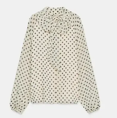Image de Blouse à Pois avec Nœud - Élégante et Lâche