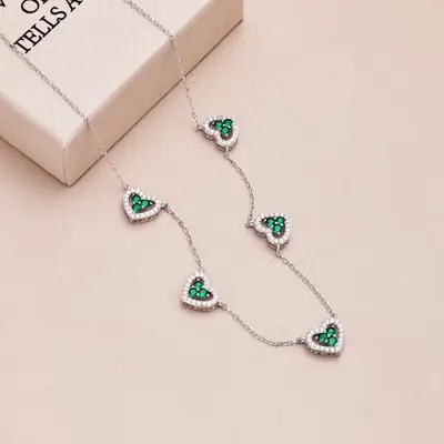 Image de Collier 5 Cœurs en Argent Sterling - Bijou Élégant pour Femmes