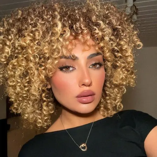 Image de Perruque Blonde Bouclée Courte avec Frange - Synthétique Résistant à la Chaleur
