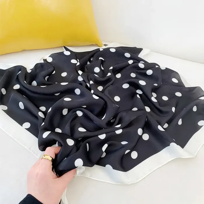 Image de Écharpe Satin Pois - Élégance & Polyvalence