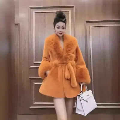 Image de Manteau Fausse Fourrure Chic avec Ceinture - Hiver Élégant