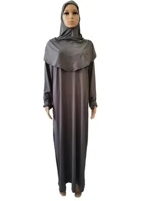 Image de Abaya Moderne avec Hijab - Tenue Islamique Élégante