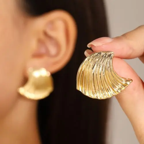 Image de Boucles d'oreilles dorées vintage à fleurs