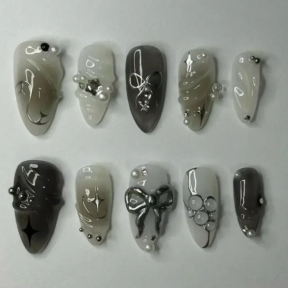 Afbeelding van 24 stuks natuurlijke kunstnagels in amandelvorm met zilveren strik en glinsterende diamant detail – zwarte Y2K stijl nagelset inclusief lijm voor een trendy look