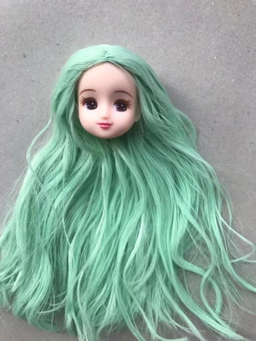 Kopf mit grünen Haaren
