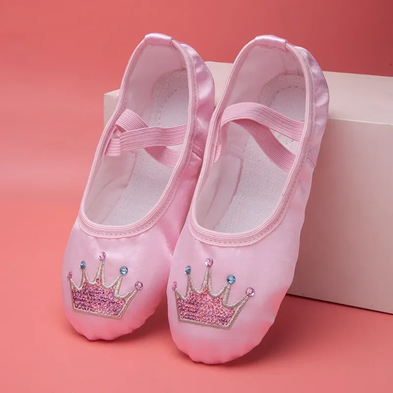Zdjęcie Buty do tańca dla dzieci – miękka podeszwa, elegancki haft
