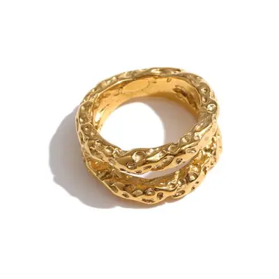 Image de Bague dorée tendance - Bijou élégant pour femme
