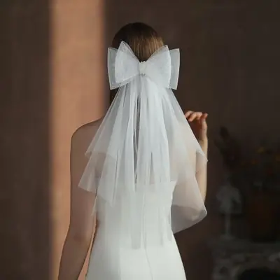 Image de Voile de Mariée Blanc avec Nœud Perles - Élégant & Raffiné