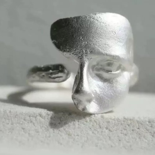 Zdjęcie Pierścionek z maską w stylu vintage z srebra próby 925, ozdobiony efektem mrożonego szkła – elegancki i nietypowy prezent dla kobiet