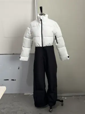 Image de Combinaison de Ski Femme à Capuche & Fausse Fourrure - Mode Hiver 2025