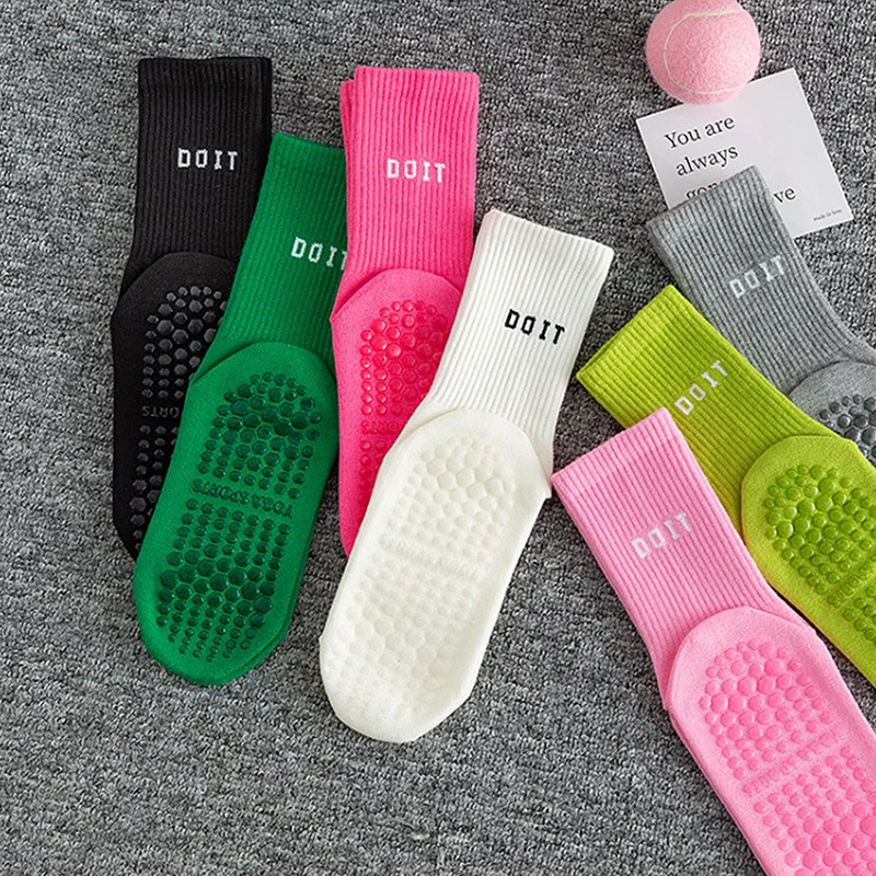 Bild von Atmungsaktive Baumwoll-Yoga-Socken mit Anti-Rutsch-Griff für Frauen – Einfarbig, Mid-Calf, Ideal für Pilates, Dance, Fitness und Training
