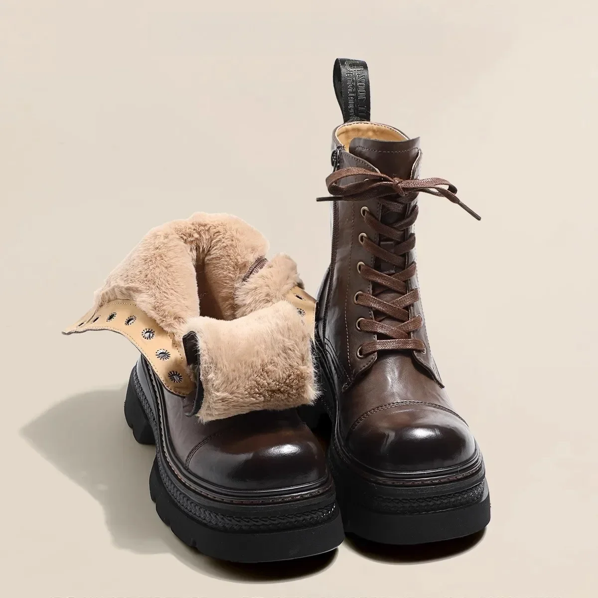 Immagine di Stivali Invernali da Donna Caldi con Peluche Interno, Comodi e Impermeabili, Stivali da Neve con Plateau Rialzato, Modello Corto Marrone con Lacci