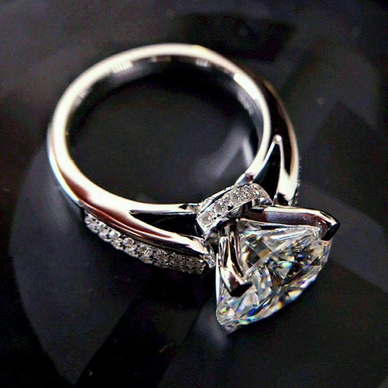Afbeelding van Elegante klassieke verlovingsring voor vrouwen met briljante zirkonia kristallen – perfecte voorstelring als verjaardagscadeau of sieraad