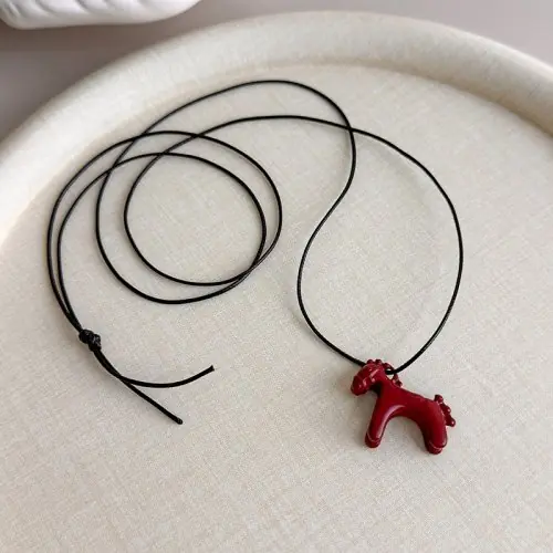 Image de Collier Long Cheval Coloré - Bijou Tendance pour Femmes