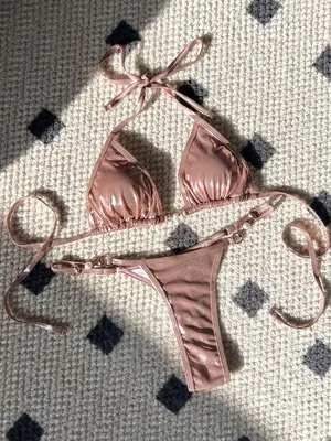 Image de Bikini Rose Brillant Push-Up Perles - Été 2025