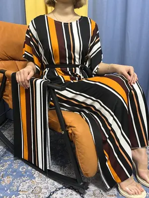 Image de Abaya Imprimée Rayures Verticales - Élégante & Confortable
