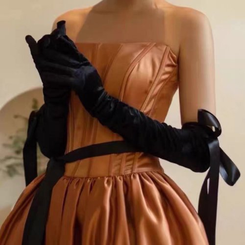 Immagine di Guanti Retro in Velluto Nero con Fiocco – Eleganza Invernale