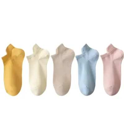 Image de Chaussettes Blanches Invisibles pour Femmes - Respirantes & Élastiques