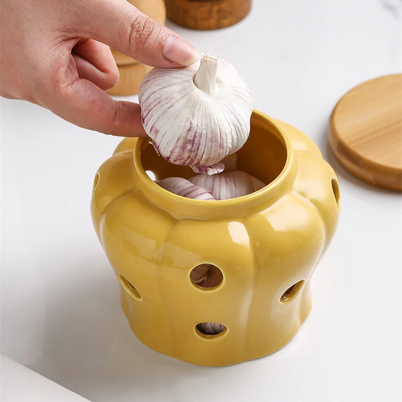 Immagine di Barattolo in Ceramica Traforata per Aglio con Coperchio a Forma di Zucca – Contenitore Decorativo per Peperoncino, Zenzero e Candele