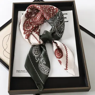 Image de Foulard Satiné Carré à Carreaux - Élégance & Confort