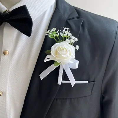 Image de Boutonnière Rose Blanche Soie - Accessoire Élégant pour Mariage
