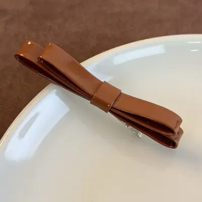 Image de Pince à Cheveux Rétro en Cuir Brillant
