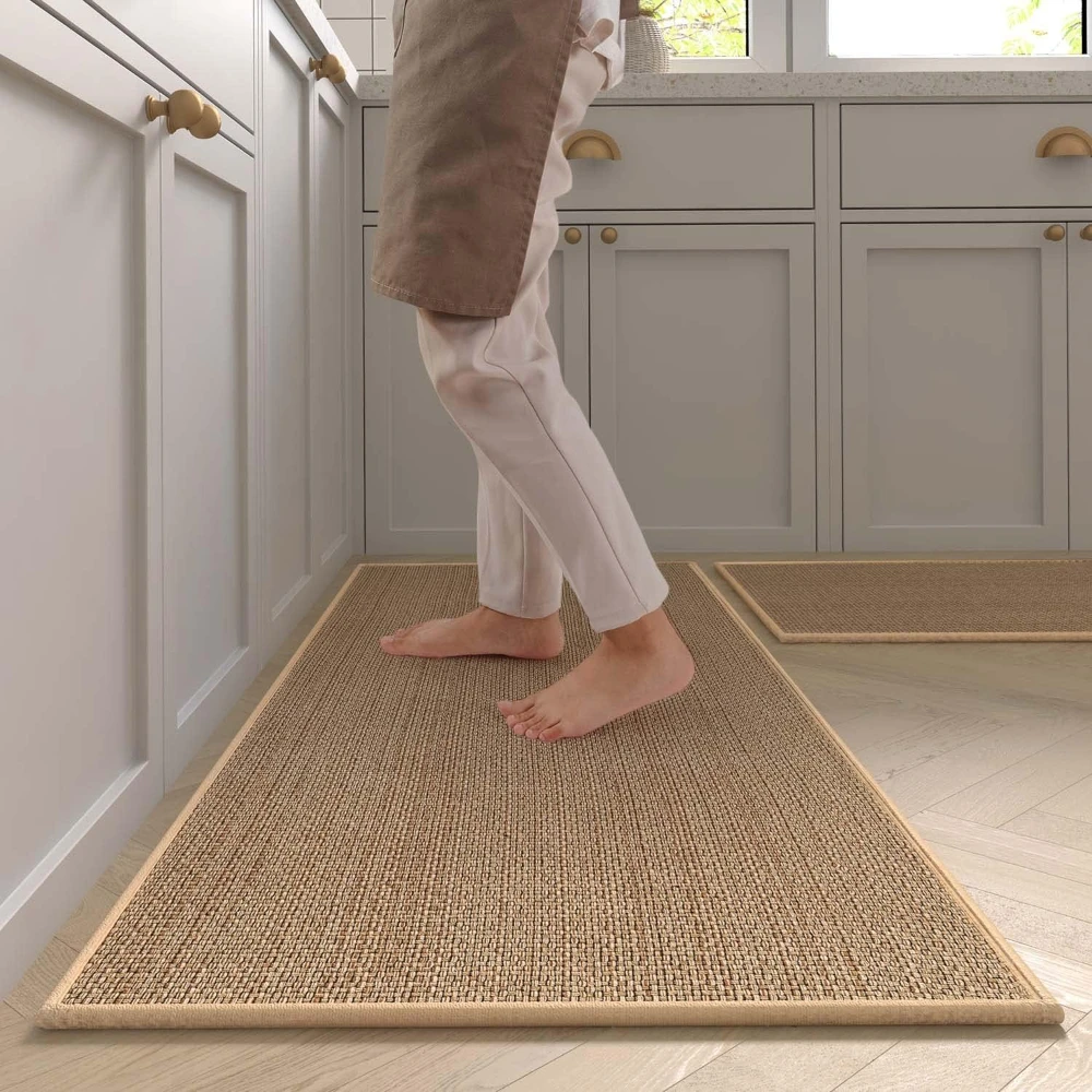 Afbeelding van Wasbaar antislip keukenkleed van natuurlijk rubber met faux sisal textuur – robuuste en comfortabele keukenmat met anti-slip onderkant