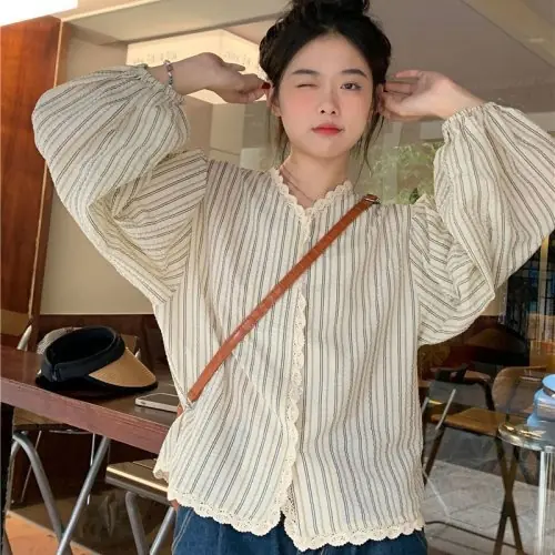 Image de Chemise Rayée Vintage à Dentelle Col V - Style Coréen