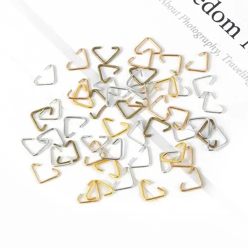 Image de Boucles d'oreilles triangulaires 6x10mm - Bijoux faits main pour diabétiques