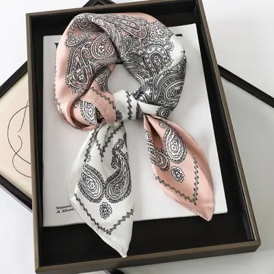 Image de Écharpe de Luxe 70x70 cm - Foulard Soie Imprimé pour Femmes