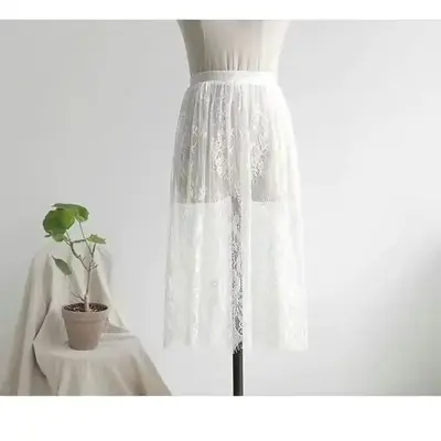 Image de Jupe Longue Noire en Tulle avec Dentelle Blanche