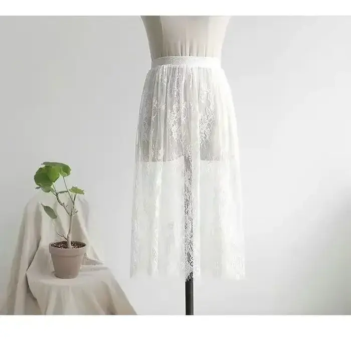 Image de Jupe Longue Noire en Tulle avec Dentelle Blanche