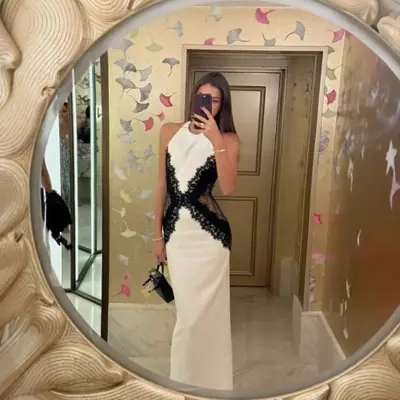Image de Robe Longue Blanche à Dos Nu - Élégante & Fendue