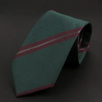 Image de Cravate Homme Bleu Rouge Rayée - Style Élégant & Moderne