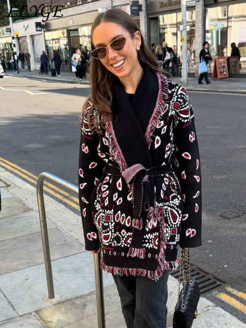 Bild von Eleganter Strickpullover mit Jacquard-Muster & Quastengürtel