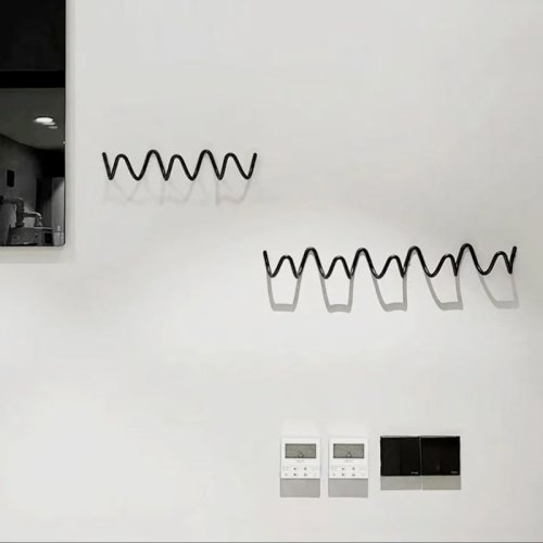Bild von Minimalistischer Wand-Kleiderbügel – Modernes Design für Ihr Zuhause