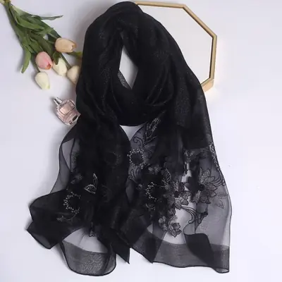 Image de Foulard Soie Luxe Brodé Fleurs - Élégance Féminine 2024