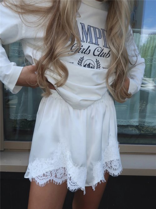 Immagine di Pantaloncini Estivi in Raso di Pizzo per Donna – Modello Casual e Ampio con Bordi in Pizzo, Ideali per Casa, Spiaggia e Occasioni Informali