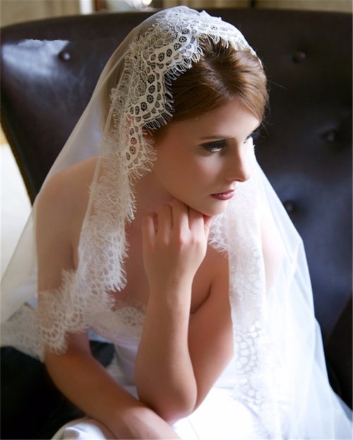 Image of Elegant 2025 Bridal Veil with Lace Trim – 1.5m and 3m Lengths in White and Ivory – High-End Wedding Veil for Brides – Mantilla Style Wedding Accessory