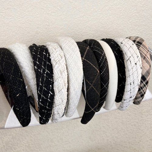 Afbeelding van Elegante Zwarte en Witte Geruite Haarband met Sponsvoering – Brede Herfst-Winter Hoofdband voor Vrouwen en Meisjes