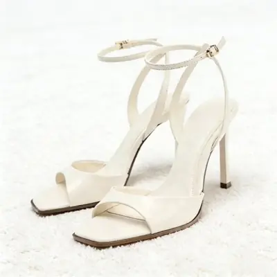 Image de Sandales Dorées à Talons Hauts - Élégance & Style
