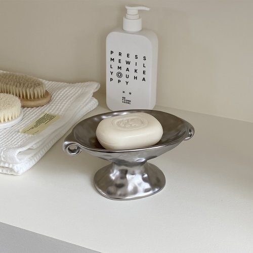 Zdjęcie Elegancka ceramiczna mydelniczka vintage z dwoma uchwytami i wysokim podnóżkiem – idealna do łazienki, kuchni i dekoracji domu